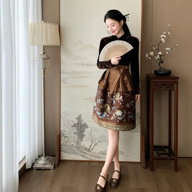 国风高端提花改良马面裙女秋冬新款高级感丝绒拼接显瘦中长连衣裙
