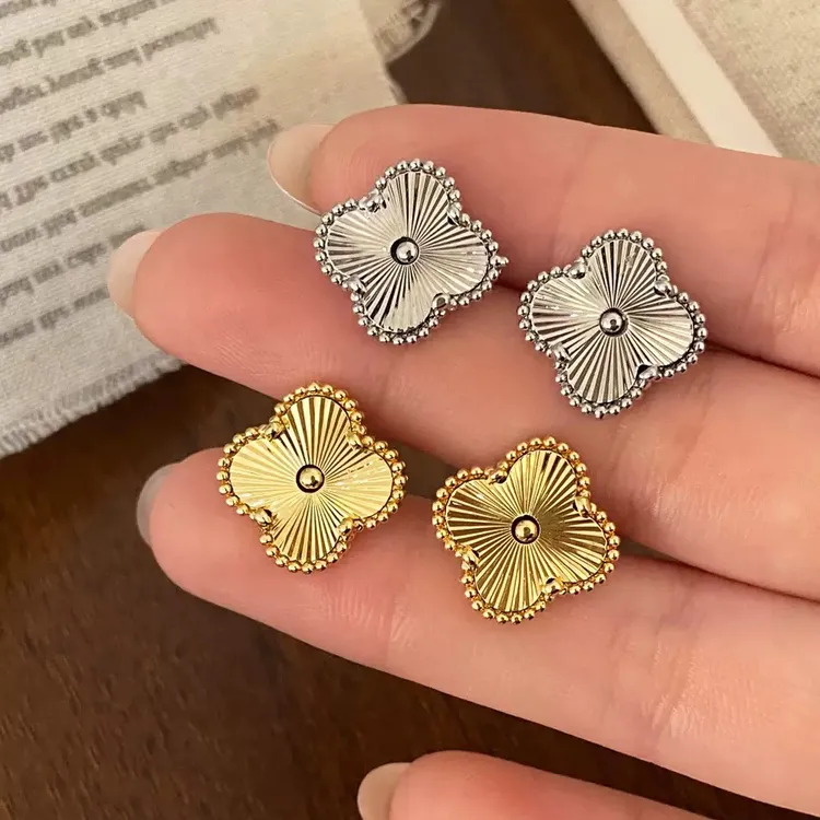 铜合金耳饰 轻奢小众简约百搭高级感四叶花耳钉日常通勤耳饰