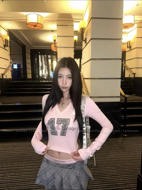 千禧美学美式复古设计感V领贴布刺绣长袖T恤 196