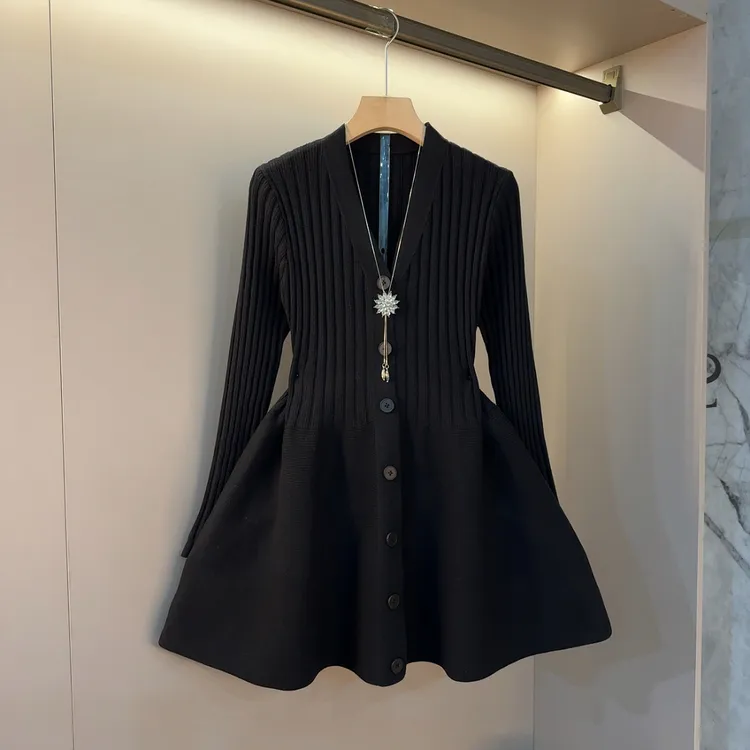 2025高级感法式气质v领早秋款收腰显瘦蓬蓬a字针织连衣裙裙长78