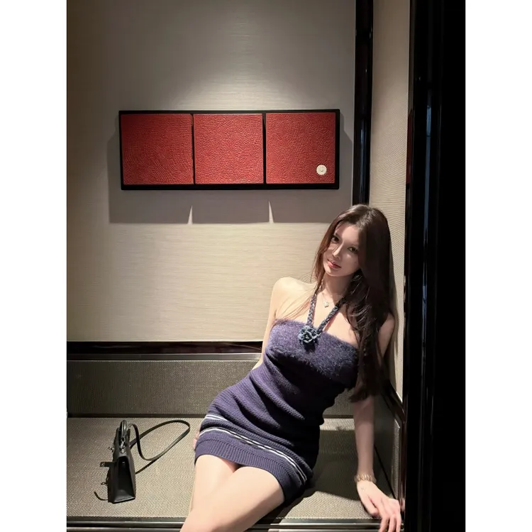 韩系性感辣妹风挂脖抹胸连衣裙女秋冬新款独特别致修身显瘦包臀裙