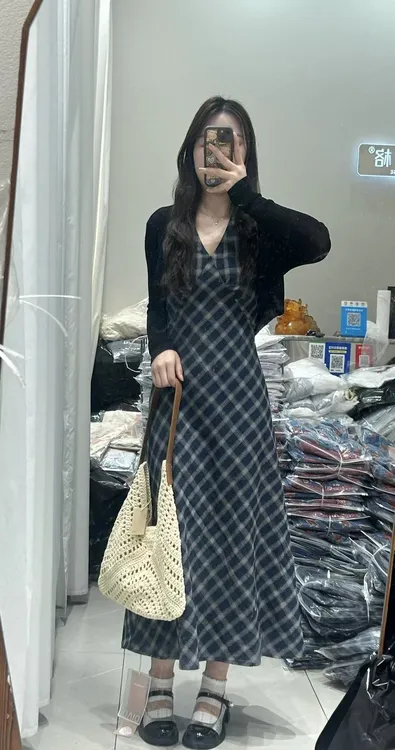 夏季气质名媛连衣裙挂脖露背撞色格子吊带裙+防晒开衫两件套