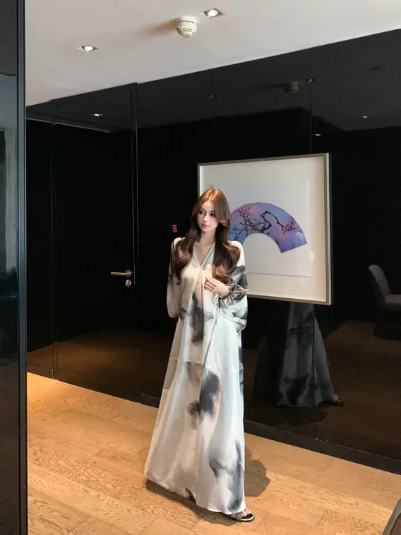 慵懒松弛感水墨晕染长袖连衣裙女2025秋季新款国风V领气质长裙子