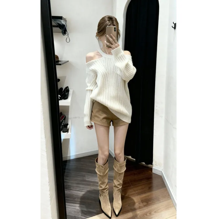 韩系早秋氛围感穿搭高级感巨好看慵懒松弛感白色露肩毛衣短裤套装