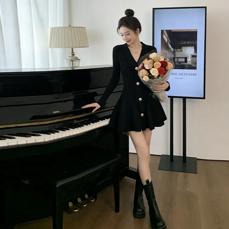 法式赫本风小黑裙女秋冬新款时尚静奢风高级感收腰显瘦针织连衣裙