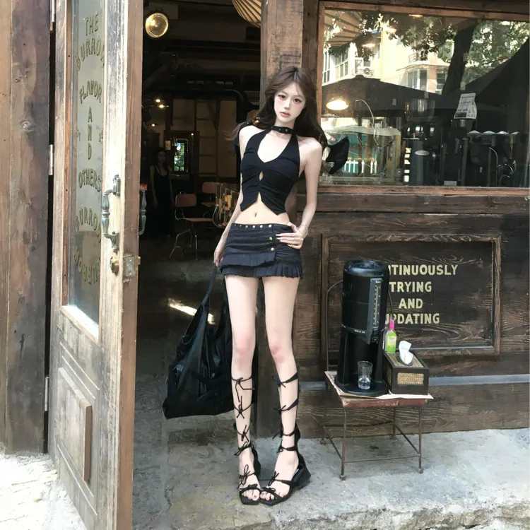 美式辣妹2025夏季新款性感收腰显瘦挂脖吊带上衣配纽扣短裙两件套