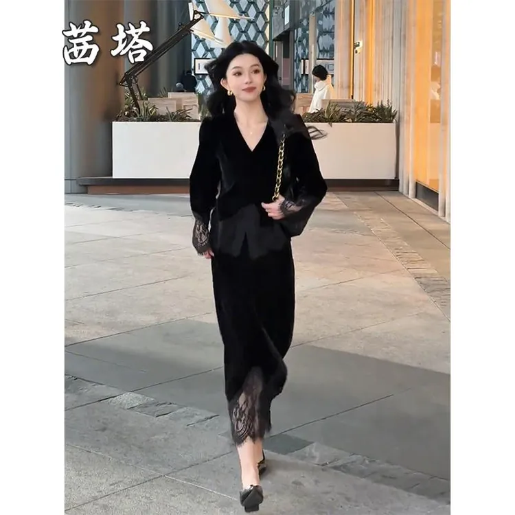 春季2025新款法式黑色丝绒V领蕾丝拼接上衣气质高腰半身裙套装女