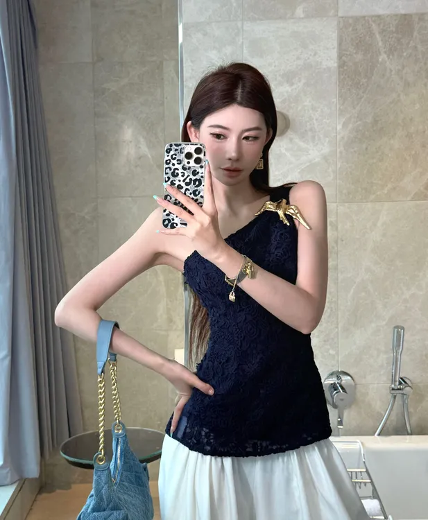 婉君【美神降临】夏季显瘦重工提花斜肩设计感气质背心LWJ25A1T527