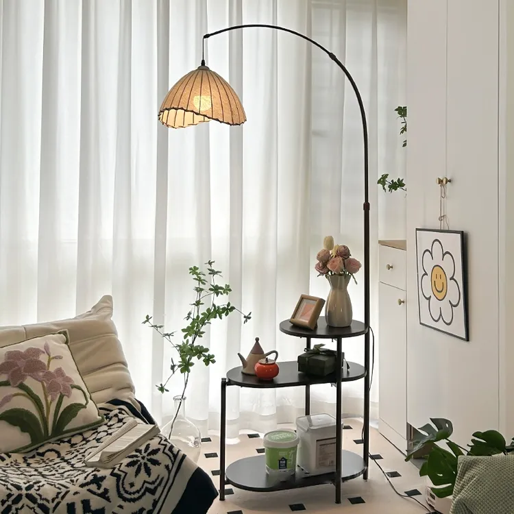 沙发角落灯具现代简约风格温馨卧室客厅高级感茶几旁装饰性立式台