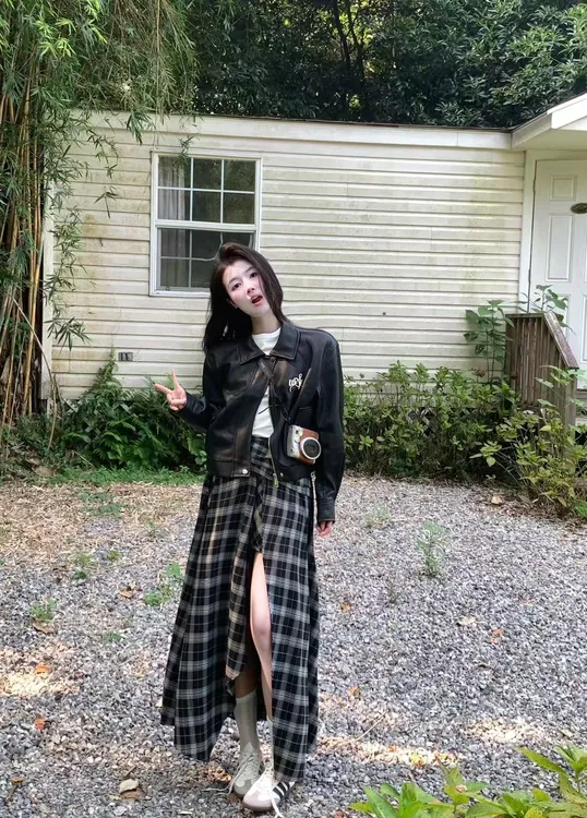 2025秋季新款短款黑色皮衣外套女气质百搭开衩格纹高腰显瘦半身裙
