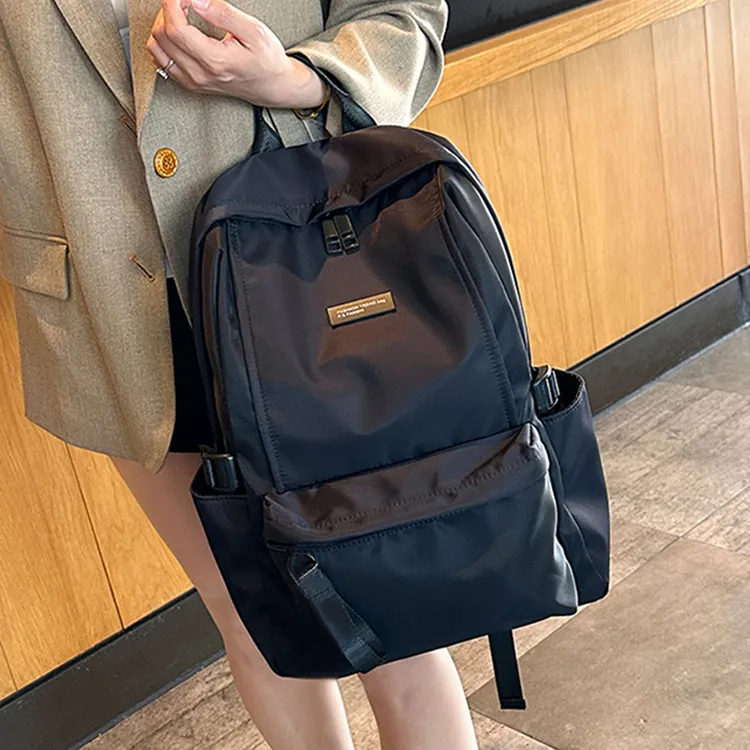 新款2025时尚高级感轻便大容量背包女包百搭出行旅游双肩包书包潮