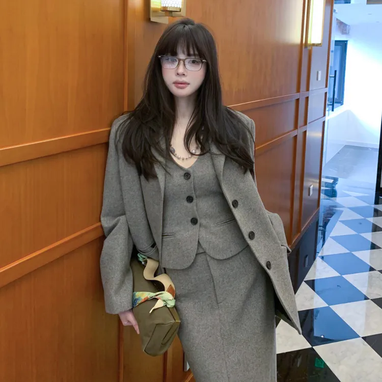 韩系高级感灰色西装套装裙子女2026新款气质秋冬通勤穿搭一整套装
