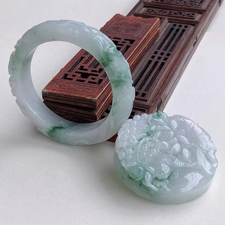 54-55圈精雕飘绿荷花雕刻女款手镯飘绿花荷叶鱼镂空雕花镯翡翠a货