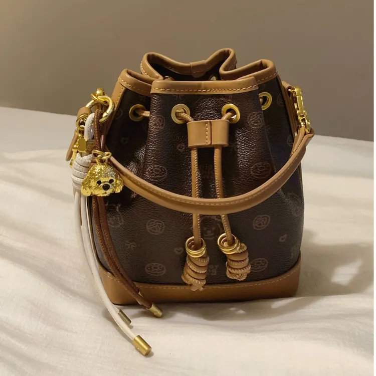 南风Chio2nd秋冬面包小狗水桶包2025小包包女单肩斜挎包