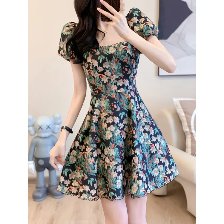 夏季新款方领复古气质茶歇裙收腰显瘦别致泡泡袖小众碎花连衣裙