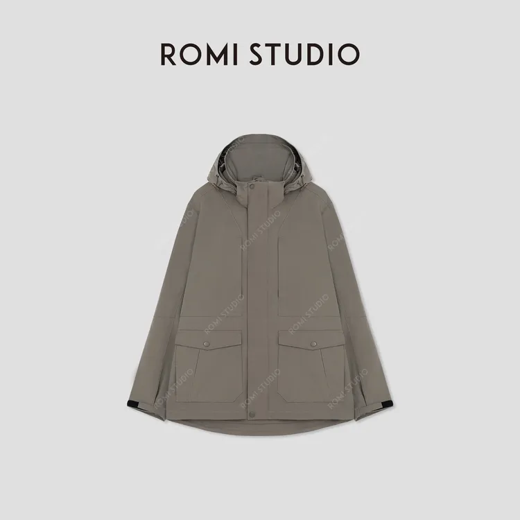 ROMI STUDIO“伴行山野”轻量化可调节立领连帽宽松外套女 441Y3009