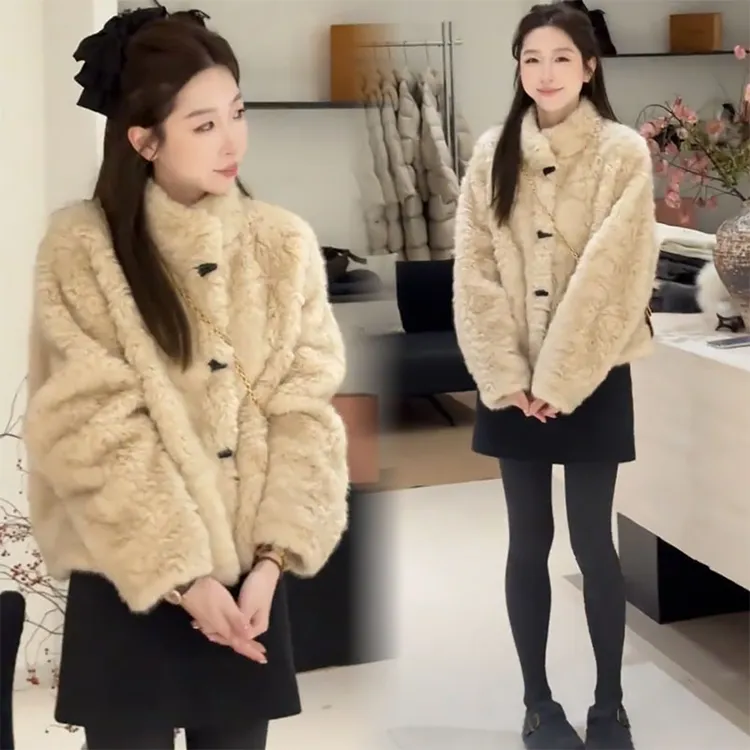时尚洋气牛角扣立领毛毛一体短外套2025秋冬新款加厚保暖宽松上衣