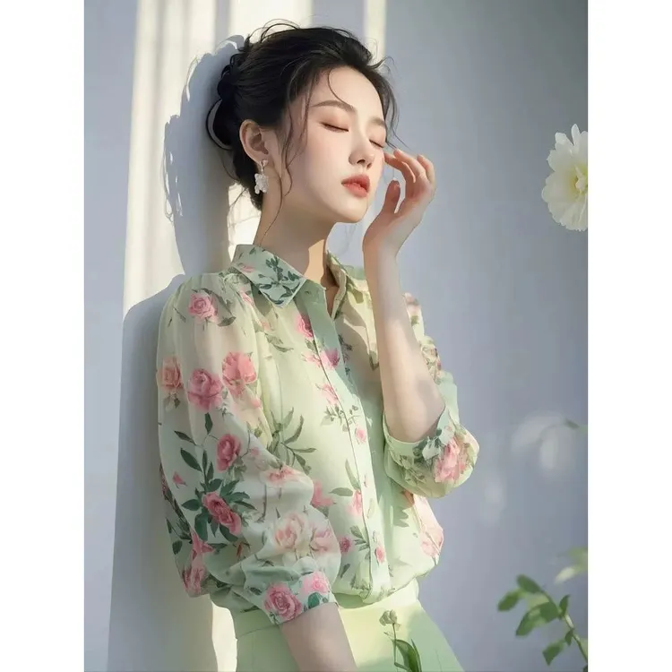 2025年开春小众穿搭质感感法式通勤气质绿色碎花雪纺POLO领衬衫女