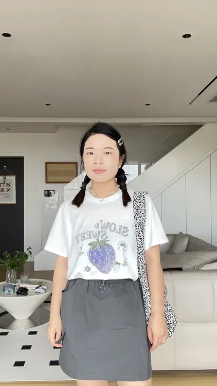 短袖宽松型紫色草莓圆领印花T恤白色百搭个性休闲风