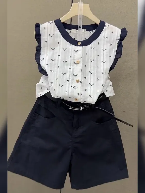 韩版简约风百搭白色圆领无袖衬衫黑色短裤新款显瘦穿搭2025年夏季