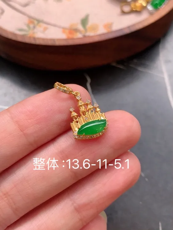 满绿随形城堡小提溜吊坠 ，天然缅A翡翠18k金镶嵌南非真钻