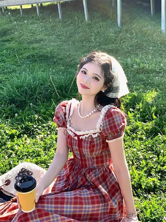 【酒心可可】特大码法式复古红色格子女夏季方领泡泡袖收腰显瘦长裙