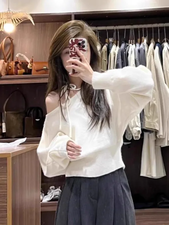 韩系chic斜领露肩套头针织衫女2025秋季设计感慵懒风短款外搭上衣