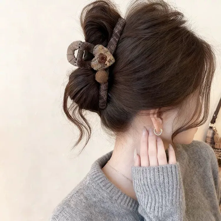 小熊爱心咖色格纹抓夹女2025新款高级感大号鲨鱼夹盘发夹子发饰秋
