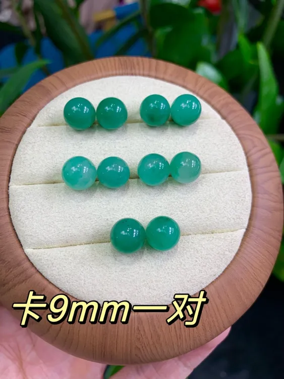 【天然玉石】非洲翠圆珠耳钉8mm-10mm其中之一