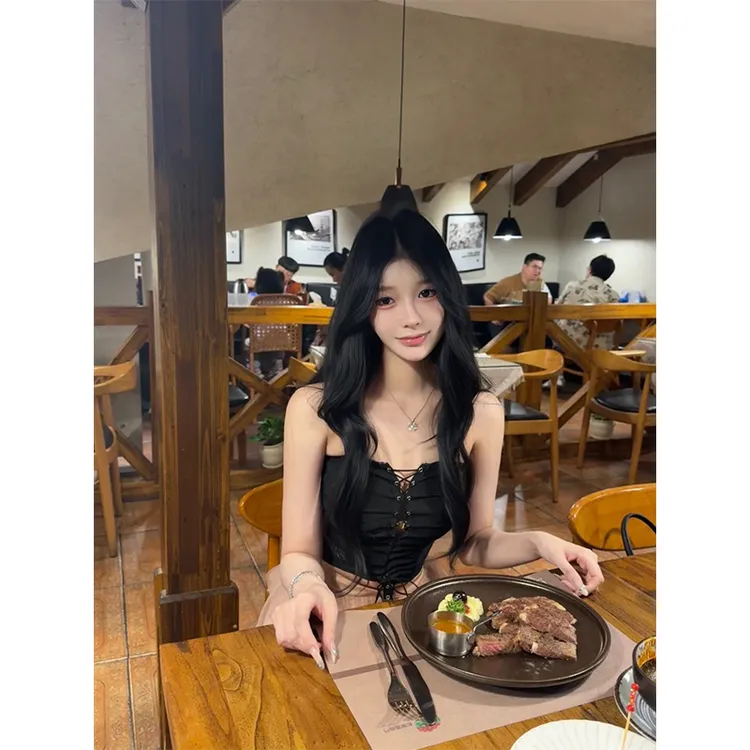 2025夏季新款性感辣妹风设计感绑带抹胸上衣女配高腰显瘦半身裙