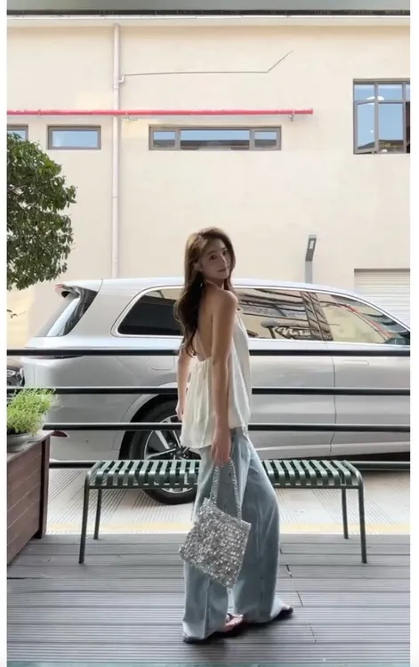 SS1006一整套辣妹搭配新款韩版小众设计感白色露背上衣裤子两件套