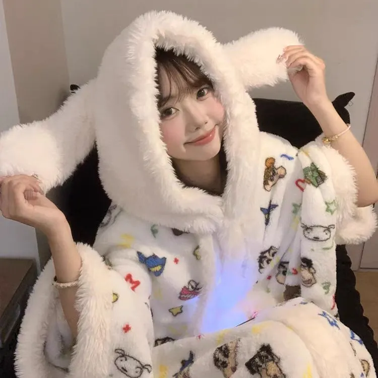 蜡笔小新卡通连帽斗篷睡袍女秋冬加厚珊瑚绒长款保暖甜美家居服