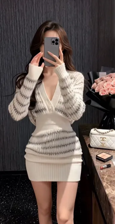 小众设计感收腰短裙休闲风性感风V领秋冬连衣裙条纹修身显瘦