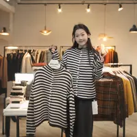 闵笑一【黑巧塔塔】新款温柔显瘦气质设计感休闲条纹针织毛衣上衣