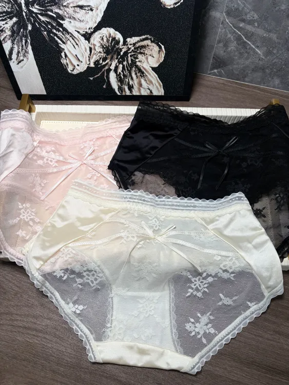今夕何夕内裤女2025新款透气缎面蕾丝三角裤中腰法式短裤无痕纯欲