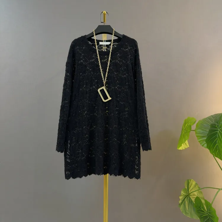 常规款蕾丝宽松型长袖圆领蕾丝衫极简风休闲风性感微透打底衫