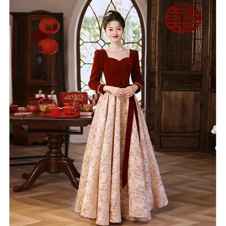 新中式敬酒服新娘2025新款酒红色出阁宴结婚订婚晚礼服裙回门