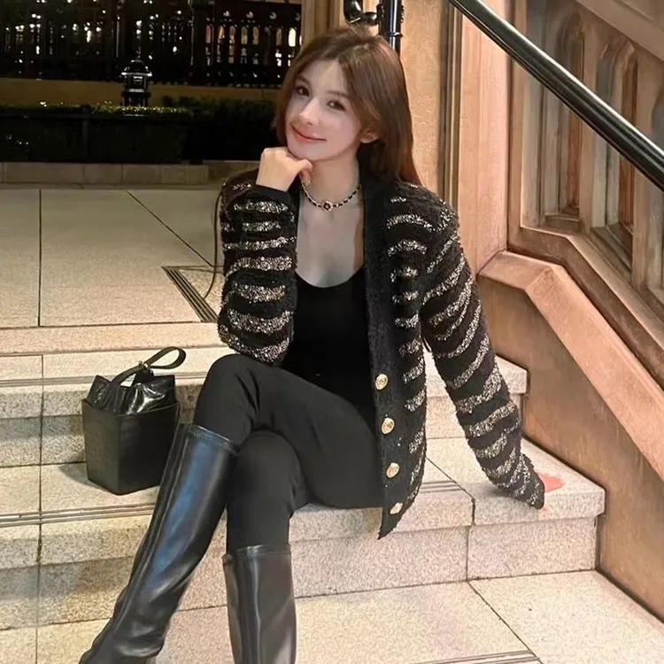 高品质小香风V领条纹时尚外套女秋季新款高级感双排扣长袖宽松针