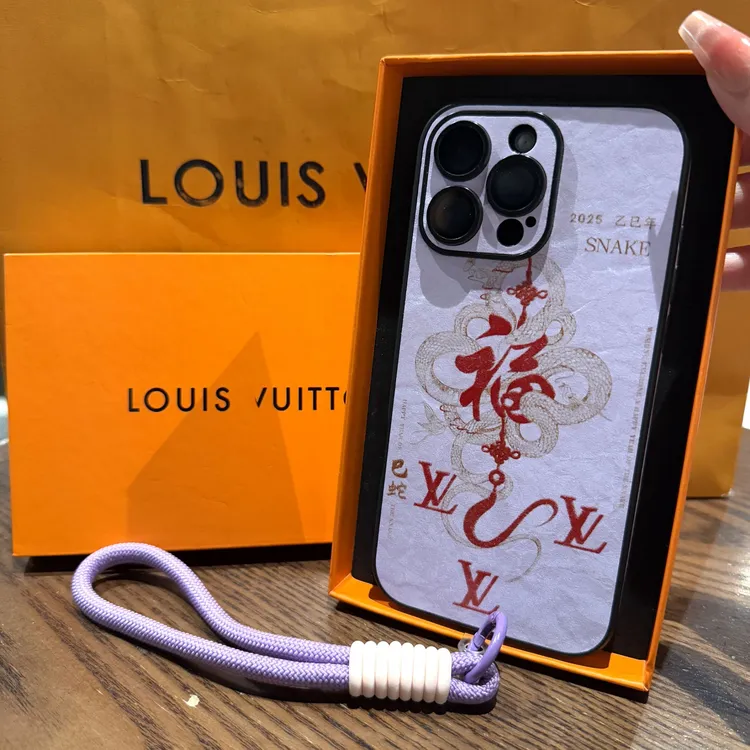 带手链适用iPhone16手机壳16pm带镜头膜苹果15promax新年款14/13P