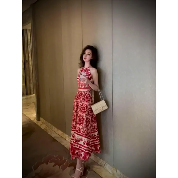 度假风洋气穿搭时尚气质设计感挂脖无袖连衣裙收腰显瘦修身长裙子