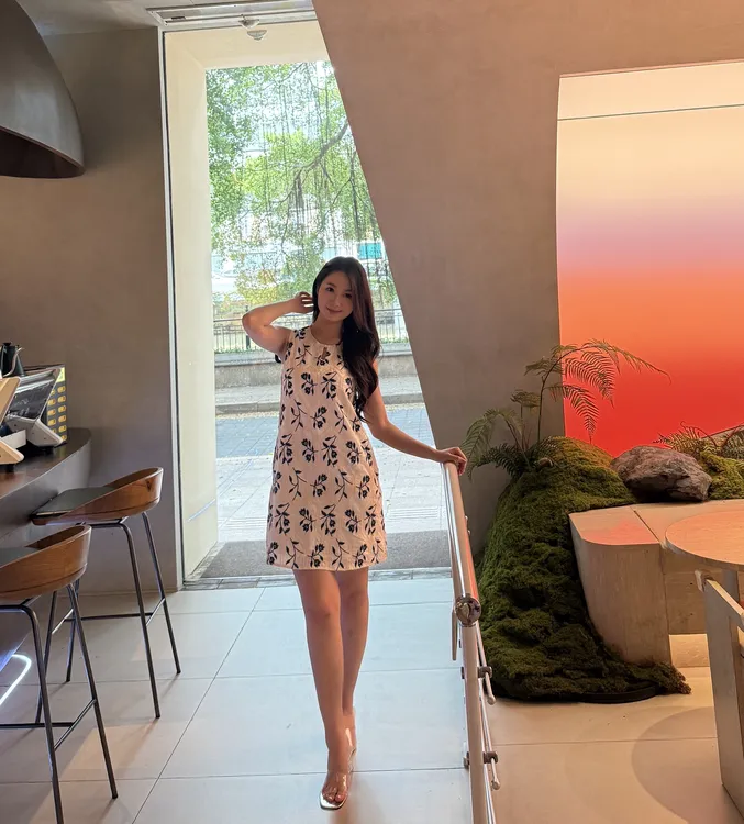 法式花朵刺绣高级无袖连衣裙水滴圆领设计时尚慵懒宽松小短裙