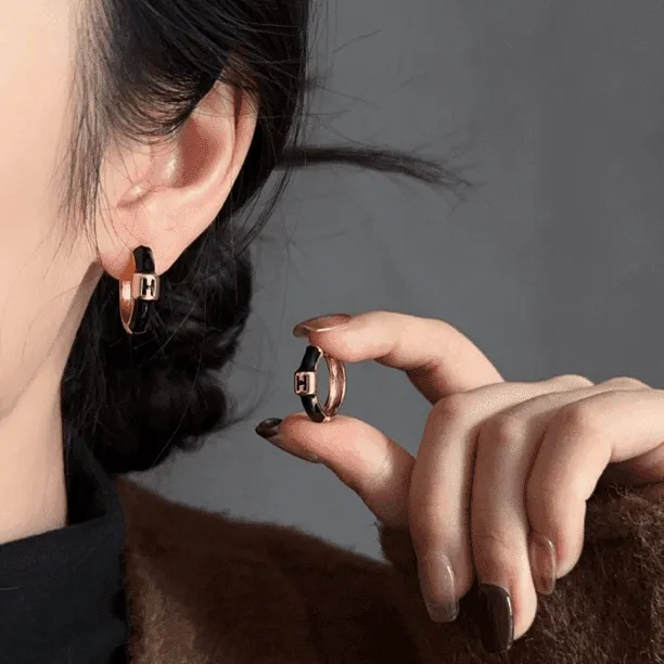 铜合金耳饰 秋冬百搭复古黑金撞色字母H耳环简约个性耳扣