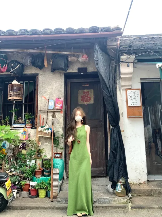 2025夏季新款森系超仙绿色连衣裙高级感圆领背心裙收腰显瘦气质