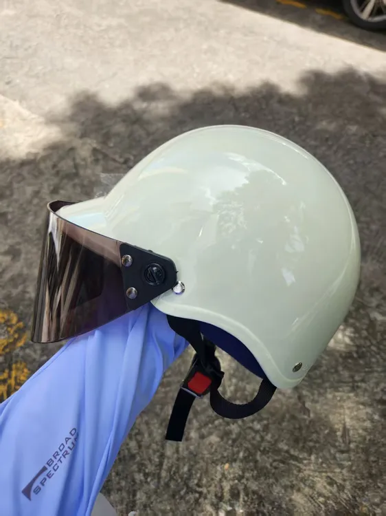 3C 认证广东牌 企鹅头盔漆面微瑕疵