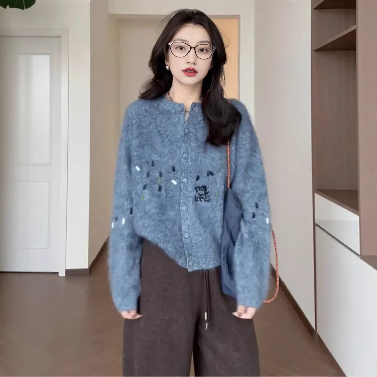 大码女装刺绣圆领软糯设计感宽松针织衫秋季胖mm显瘦毛衣外套上衣