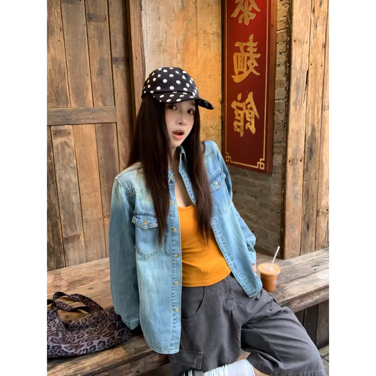 2025秋季新款复古风时尚设计感水洗色排扣翻领长袖牛仔外套上衣女