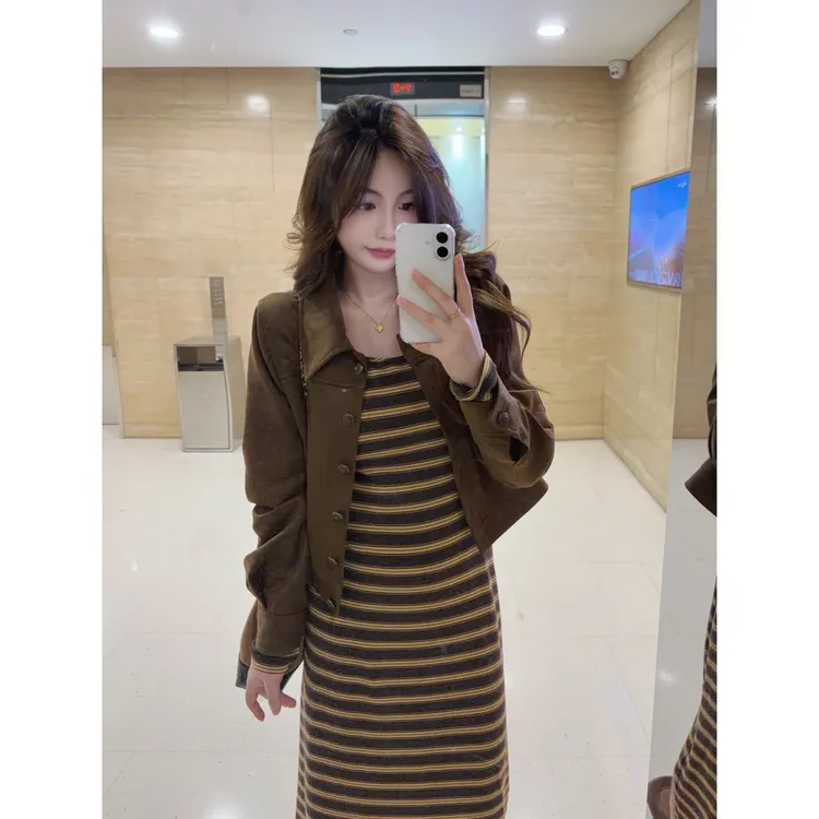 MuMu复古咖色正肩翻领外套WP10412条纹U领长袖连衣裙WP10286套装