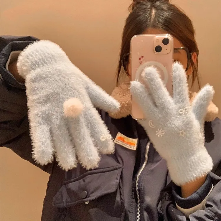 爱心蝴蝶初雪毛球毛绒针织手套女冬季可爱学生骑行保暖加厚防寒