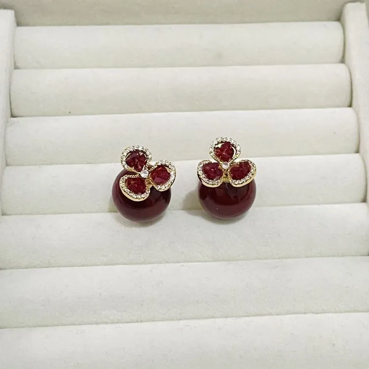 铜合金耳饰 安可拉红三叶珠珠前后戴耳钉女小众设计气质百搭耳饰