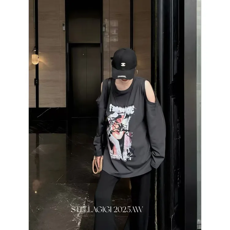 [现]/ 郭幂幂 AW 韩系时髦感 人像印花圆领露肩长袖T-20251659